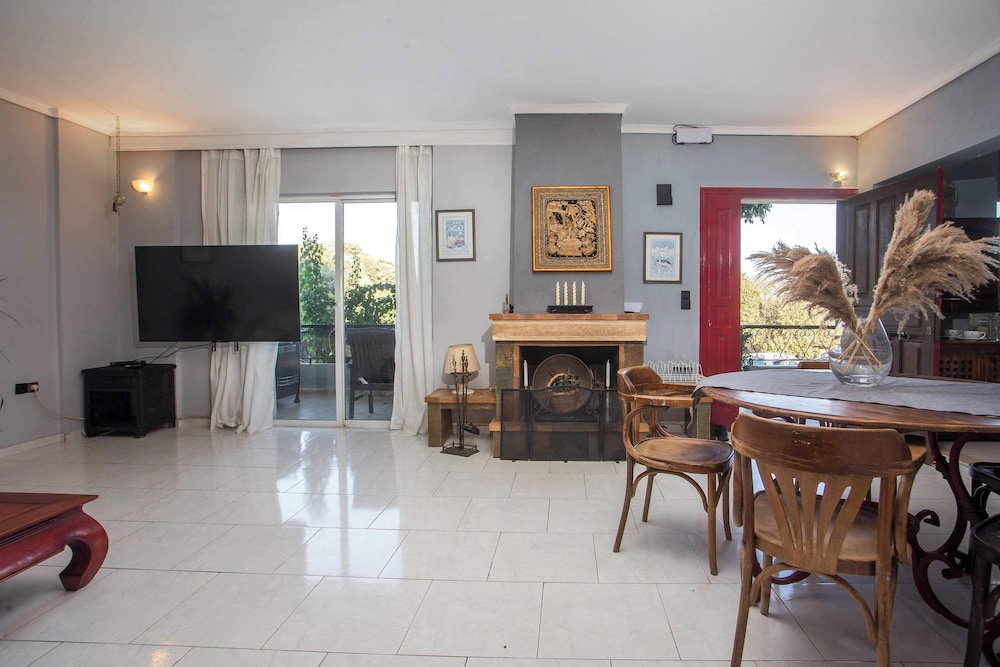 Villa Lilienne - Tranquil Escape With Private Garden Balcony