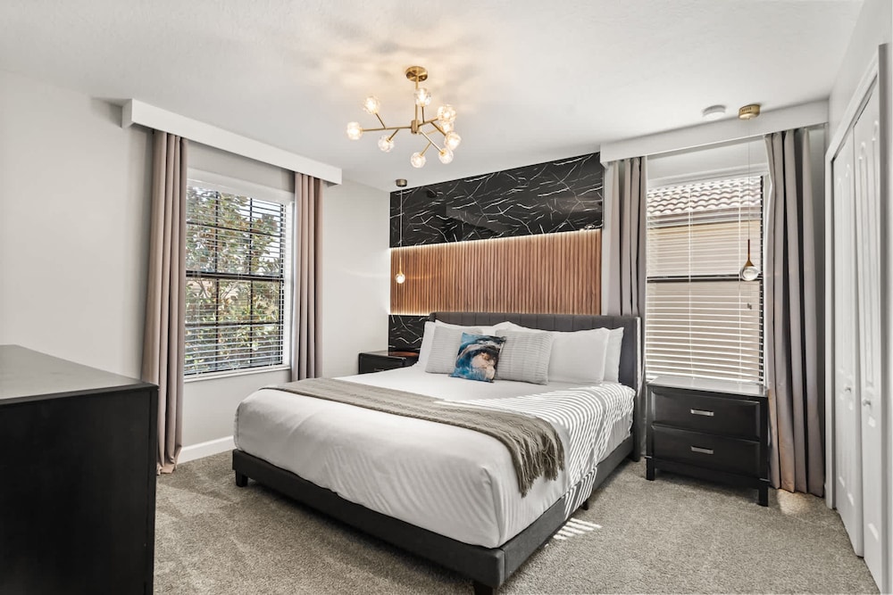 Upstay Movie-themed Mansion w Arcade Pool Hot Tub