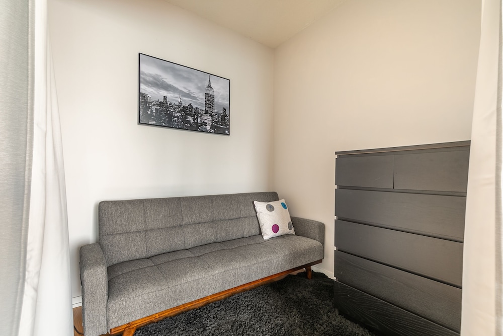 Stylish 1BR in Heart of City 2204