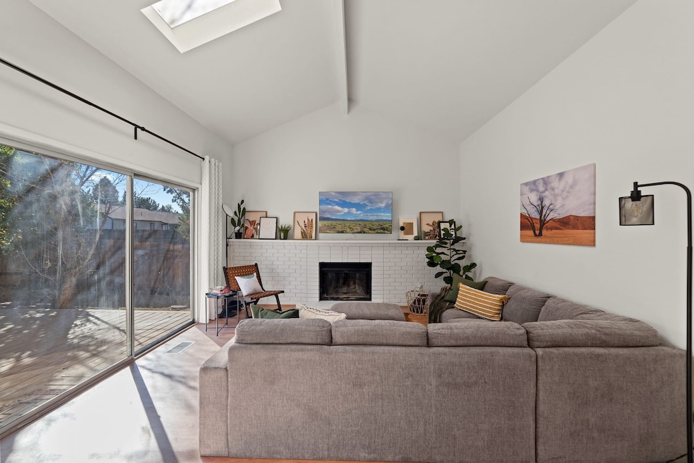 Delightful 4BR Home Nr Downtown Reno w Fireplace view 2