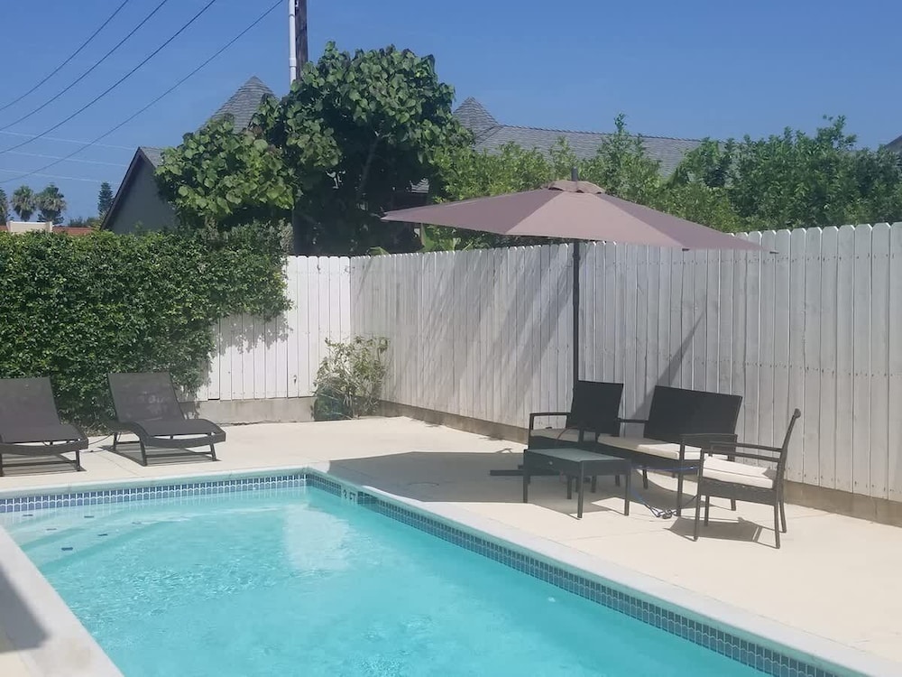 Open & Modern Pool #b Walk To Beach 2 Bedroom Condo