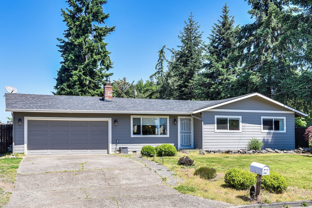 7 Mi to Vancouver Waterfront: Sleek Home w/ Yard!