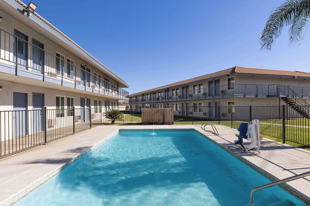 Days Inn by Wyndham Bakersfield
