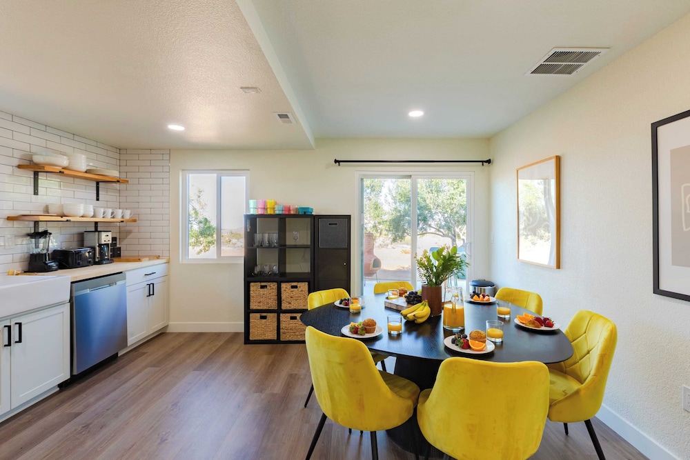 Sleeps 16 Two Beautiful Homes w/ Private Pool Sunset Grove