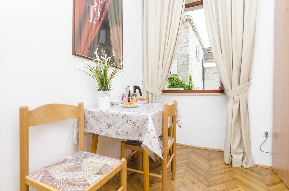 Rooms Lovrijenac