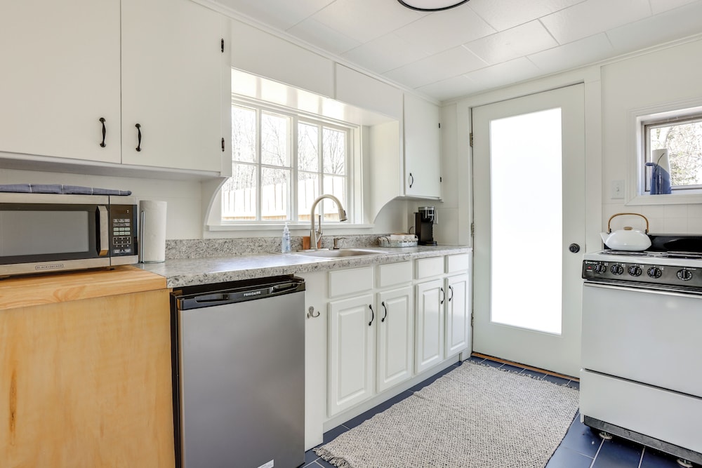 Walk to Beach & Dtwn: Frankfort Cottage w/ BBQ
