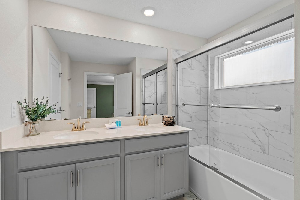 Chic 4BR Home With Mickey Star Wars Rooms