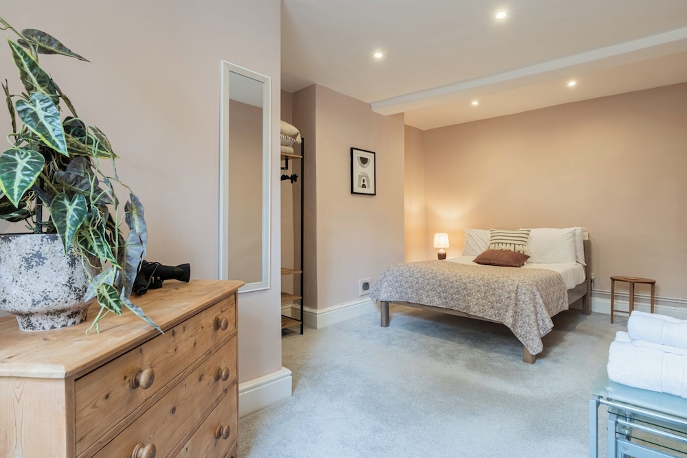 Central 1 Bed with Free Private Parking view 5