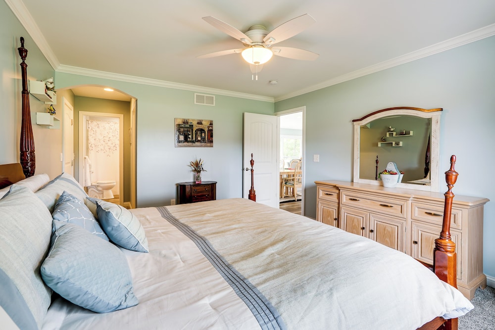 4 Mi to Dtwn: Ohio River Valley Home w/ Deck!