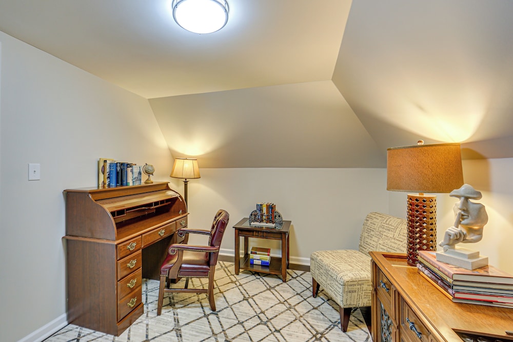 6 Mi to Downtown - Spacious Home in Pittsburgh!