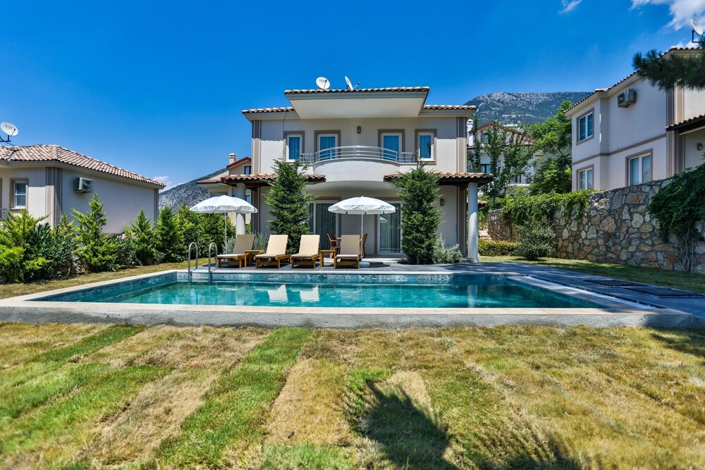 Hanel Life Royal Villas Aqualettings view 4