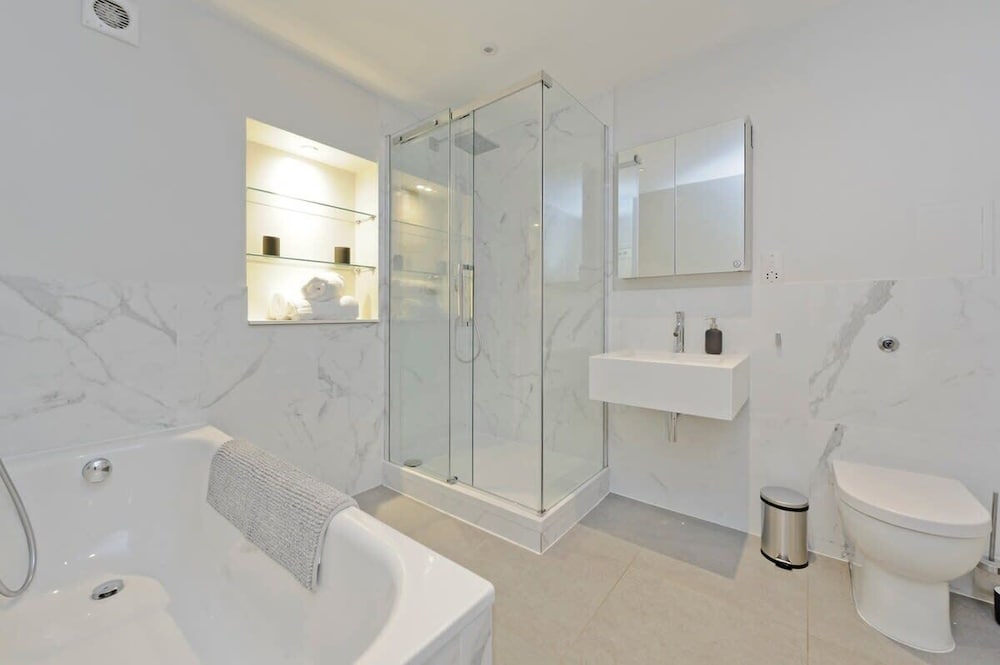 Large 2 Bedroom Kensington Garden Flat