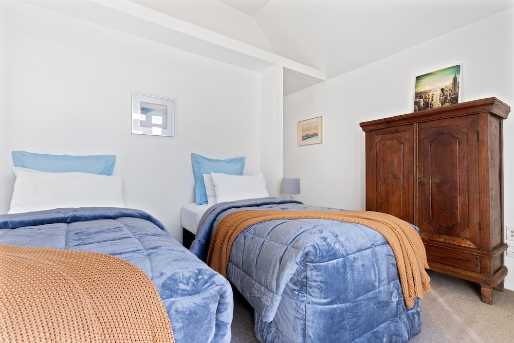 CBD Spacious 3 Storey Terrace House view 3