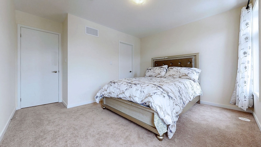 Modern 3-bedroom Oshawa Home