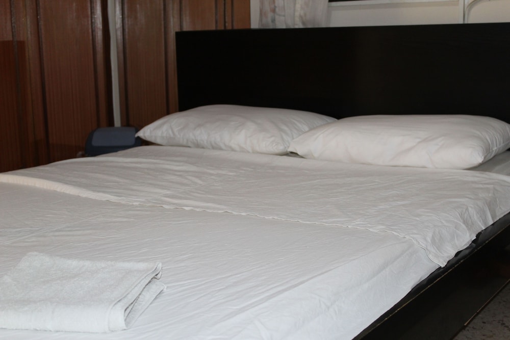 Costas Hostel Action