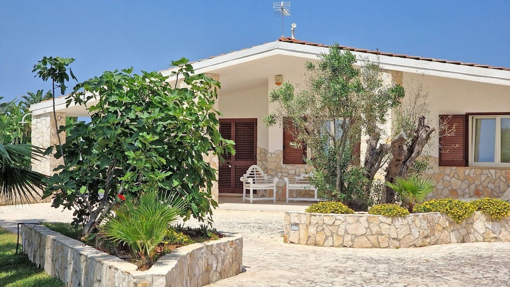 Villa With Swimming Pool Sleeps 8 Three Bedrooms