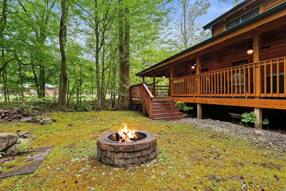 Elk Rapids On Cosby Creek 3 Bedroom Cabin