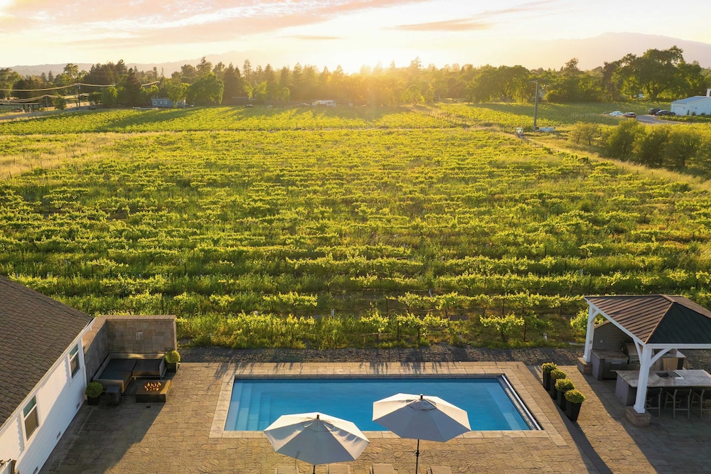 Chic Sonoma Oasis w/ Pool, Bocce, Hot Tub + Minutes to Downtown