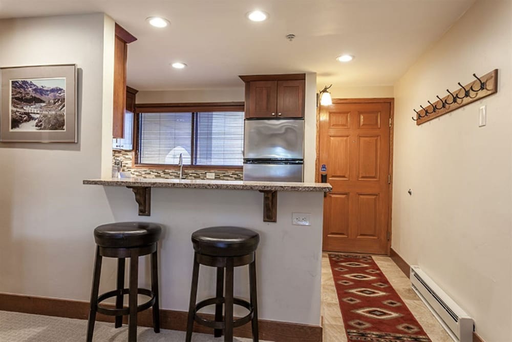 Cozy 2BR Condo in Lionshead Village - Just Steps From Gondola!