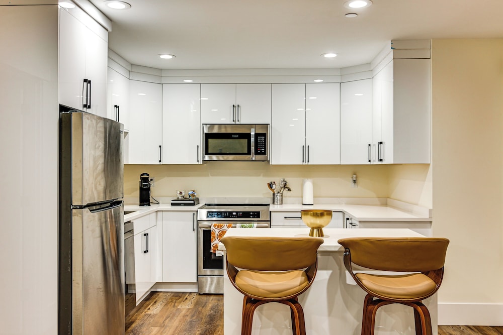 Quiet PNW Base: Walkable Apt in Normandy Park