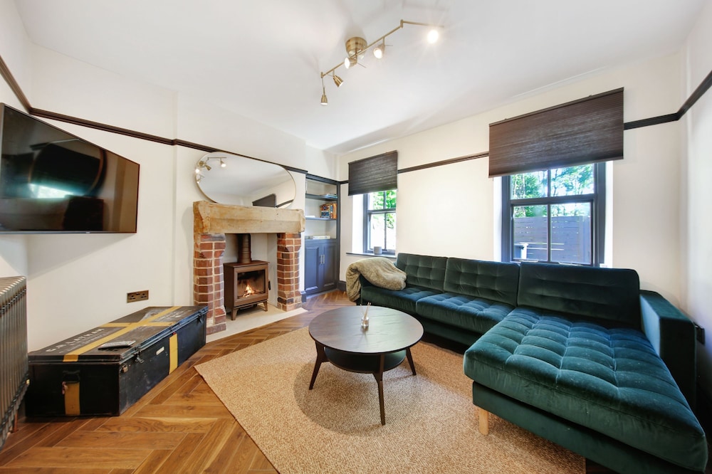Host Stay Charnwood Cottage