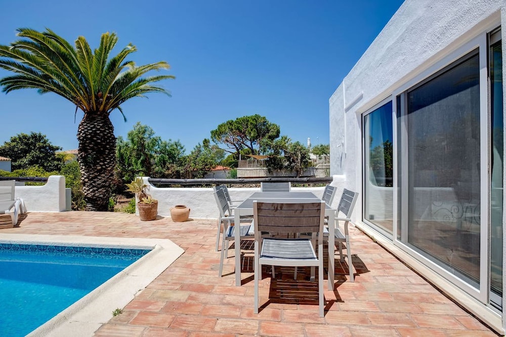 Casa Ninho Spacious 5 Bedroom Villa in an Enviab