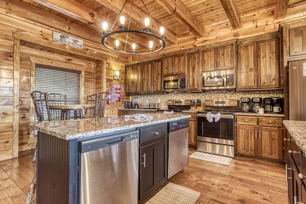 Grand View Lodge Panoramic Views Hot Tubs Game Room Theater Sleeps 56 Guests