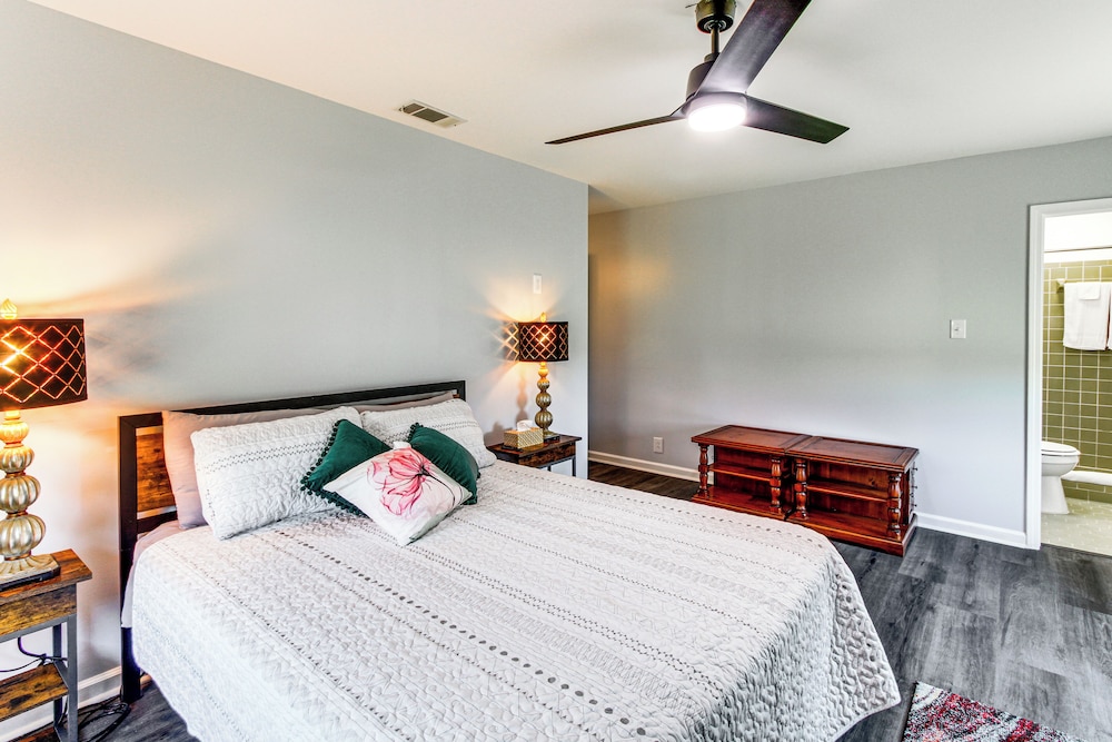 Group-friendly Home w/ Game Room in Albany!