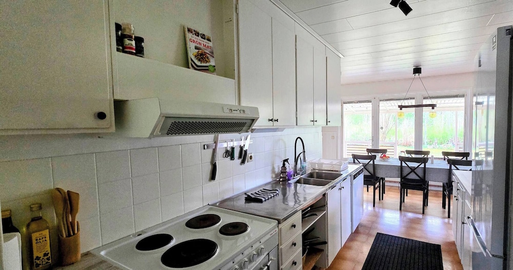 3BR Home Near Lake Vänern Covered Deck & BBQ