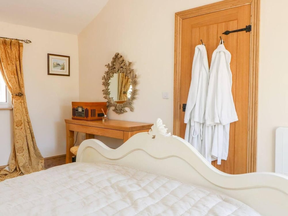 Charming 2-bed Cottage in Otley view 4
