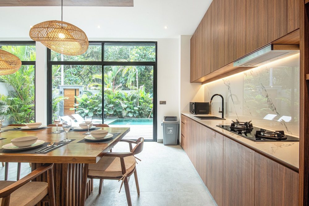 Elegant 5BR Canggu Villa 400m to Pristine Beach