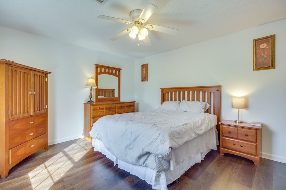 Community Grills & Pool: Gautier Condo!