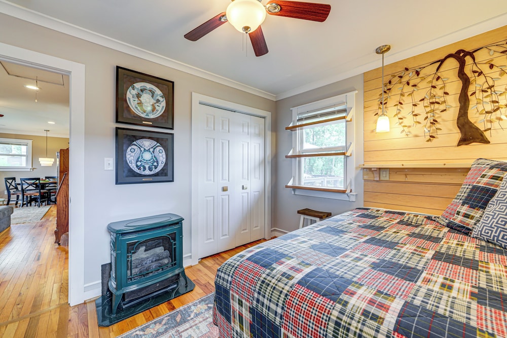 1/2 Mi to River Arts District: Home w/ Deck!