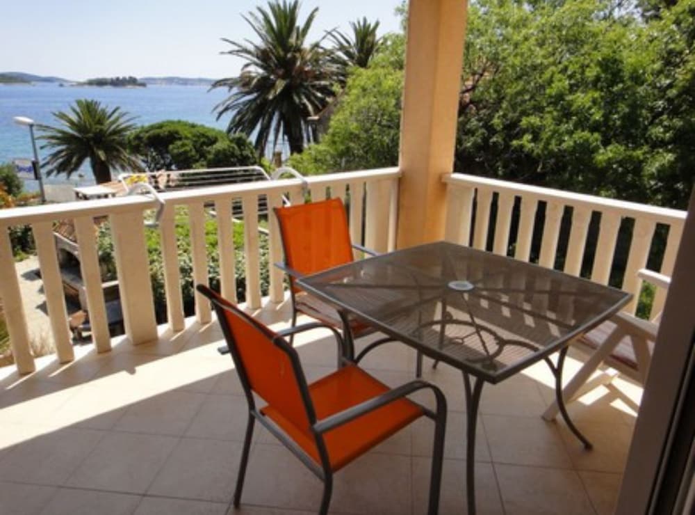 Seafront Apartments Pretner