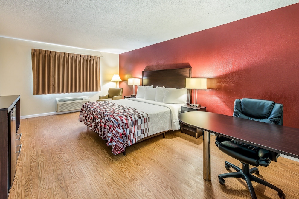 Red Roof Inn  Suites Wapakoneta - Property Image 4