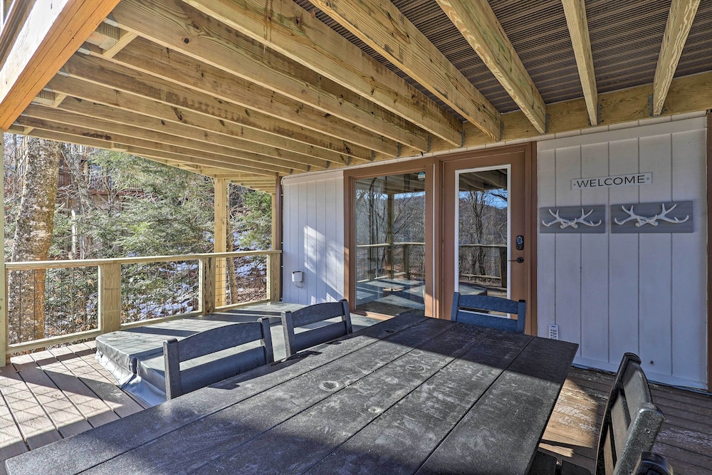 Beech Mountain Cabin w/ Hot Tub: 1 Mi to Slopes! view 2
