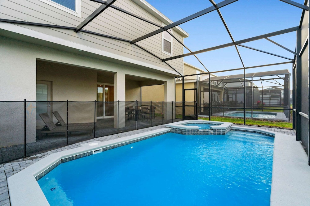 Chic 7bed With Private Pool Theme Bedrooms