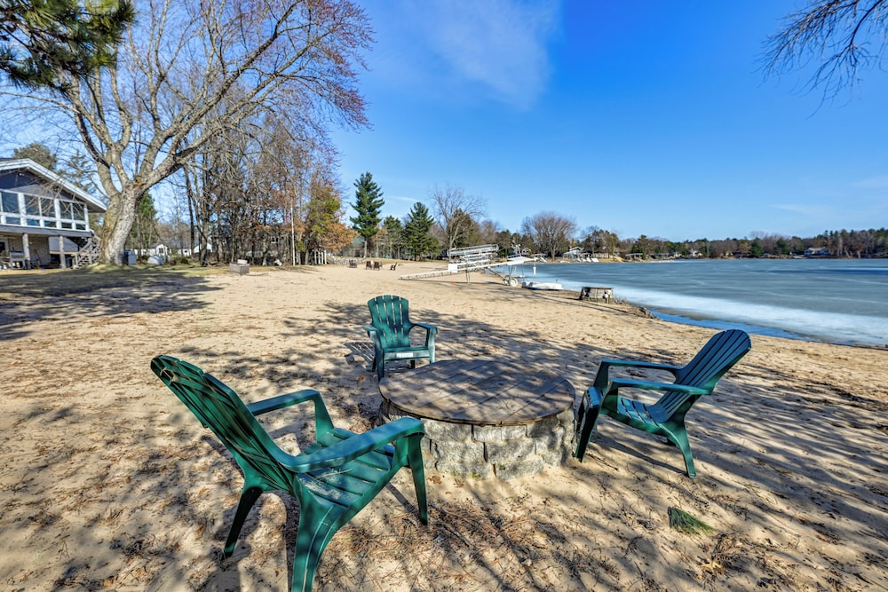 Boat Dock, Hot Tub & Deck: Lakefront Nekoosa Home!