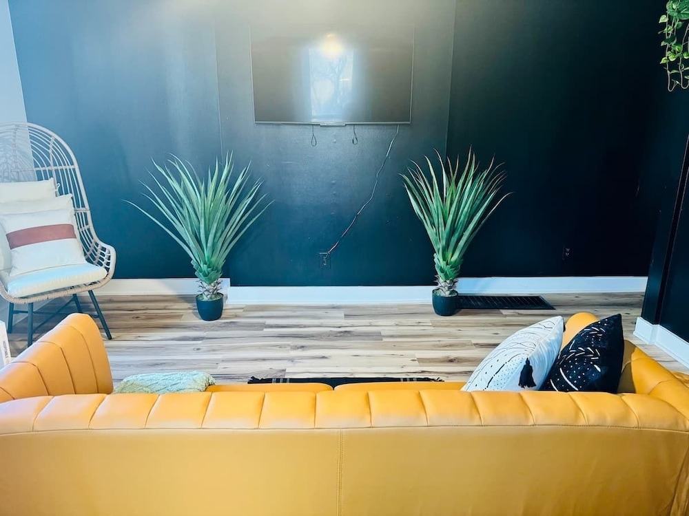Jungle House Downtown Columbus – Modern Boutique Suites