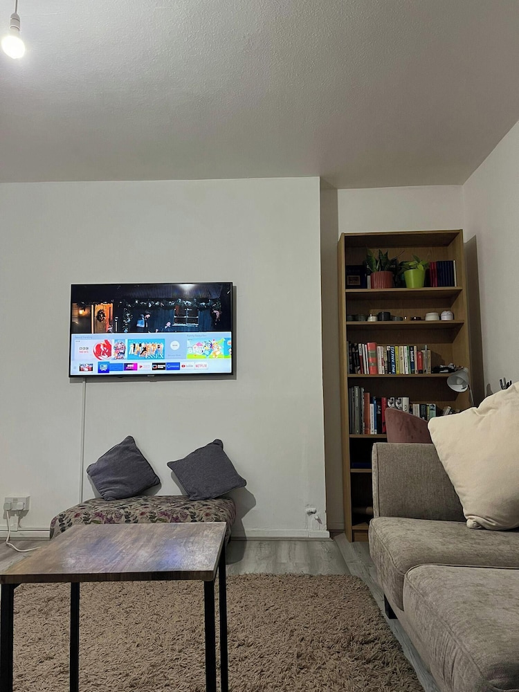 Flat-sleep2bathtub-netflix-heart of London-balcony