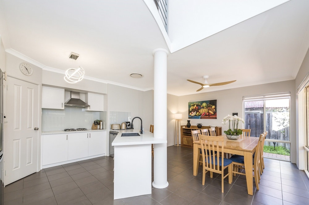 Stylish 3-bed Townhouse With Courtyard & BBQ