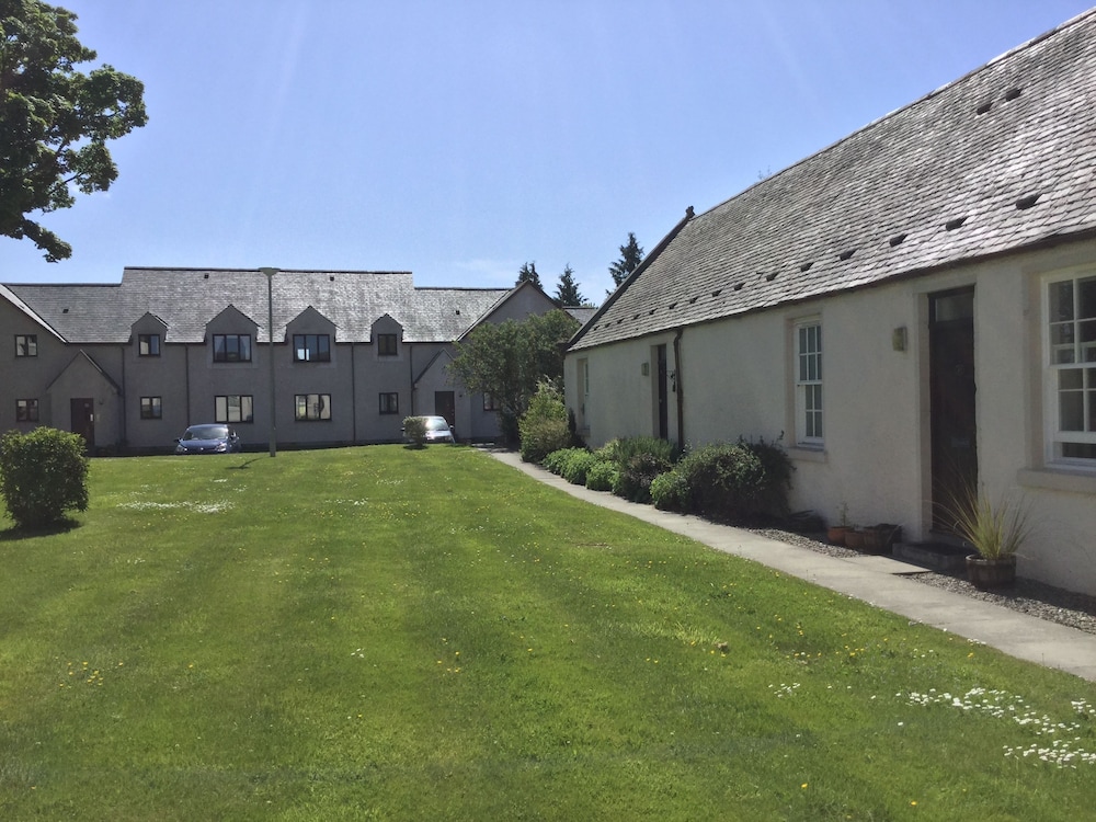 Inverness Apartments - Courtyard