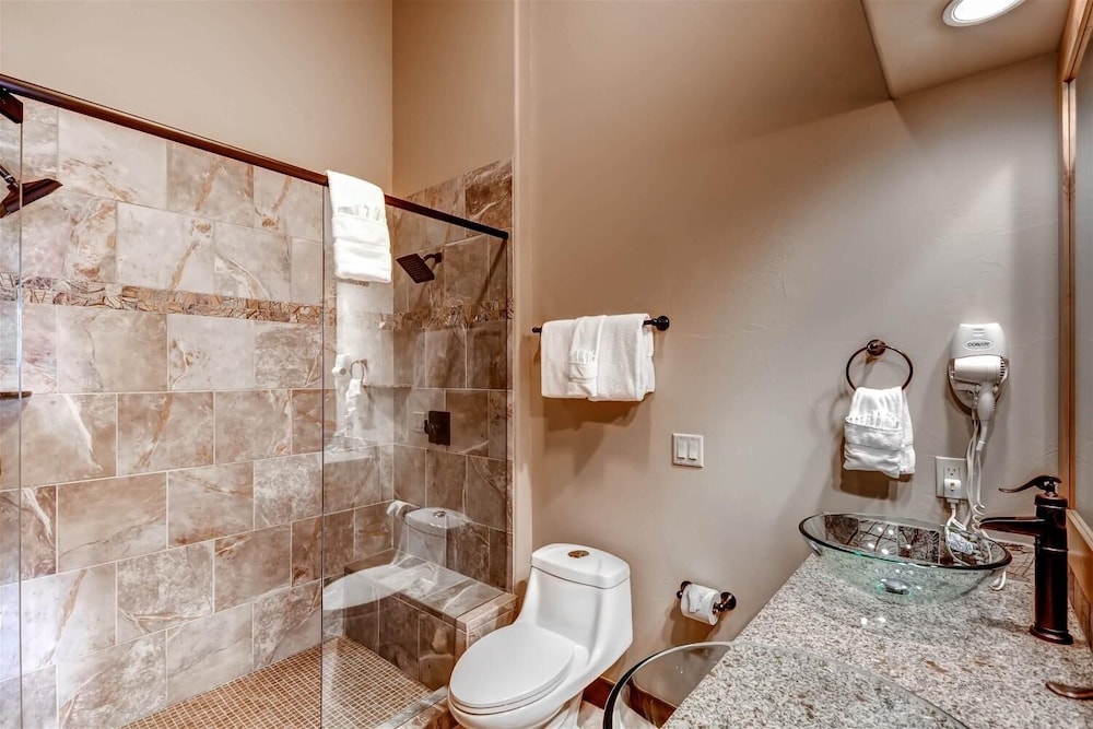 Boulevard Bend P2 3 Bedroom Condo by RedAwning