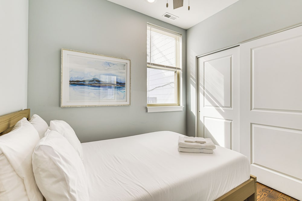 Walk to Blue Line: Sleek Apartment in Bucktown!