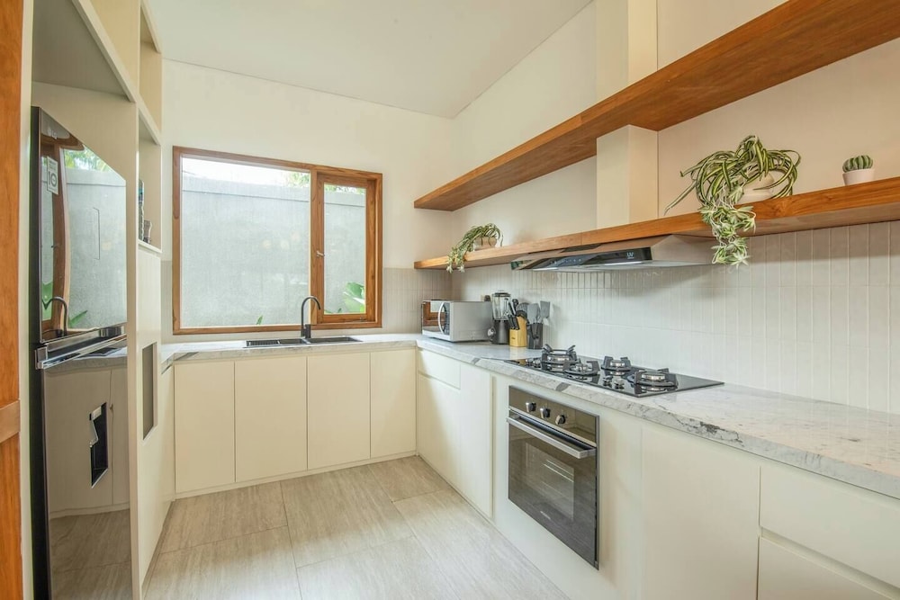 Luxurious 6 BR With Sea View, 5 Mins to Savaya