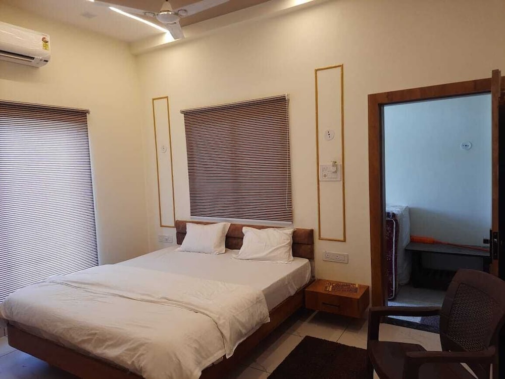 Hotel G R Inn near Temple & Rail Station