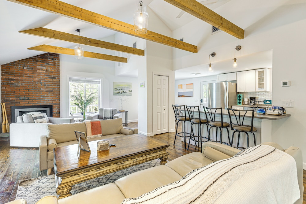 3 Mi to Mashpee Commons: Family Home w/ Fireplace