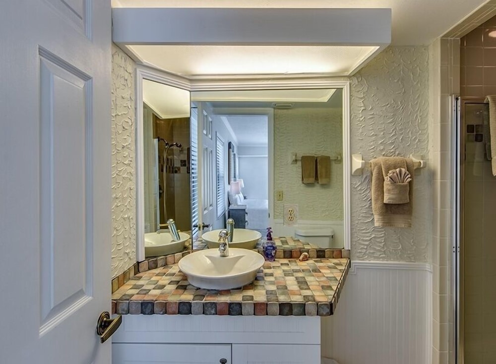 Sun Harbor Unit 1 - A Weekly Beach Rental 3 Bedroom Townhouse by Redawning view 5