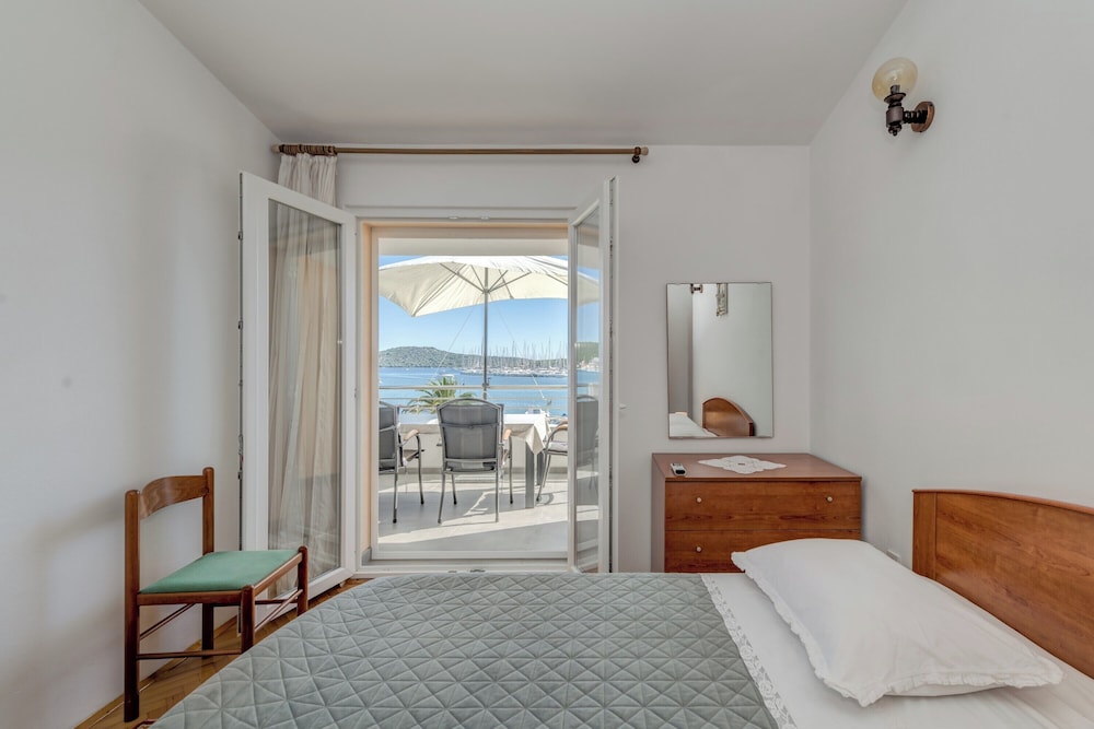 Seafront apartments Marija with terrace and mooring