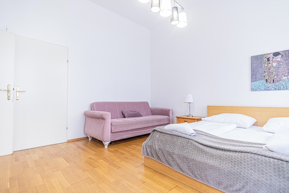 Affordable Cozy 2BR Apt Near Stadthalle